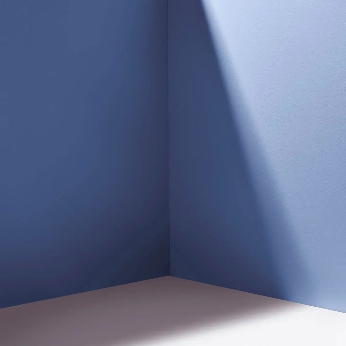 STROMBOLI CHESS CLUB_ Vibrant cornflower blue