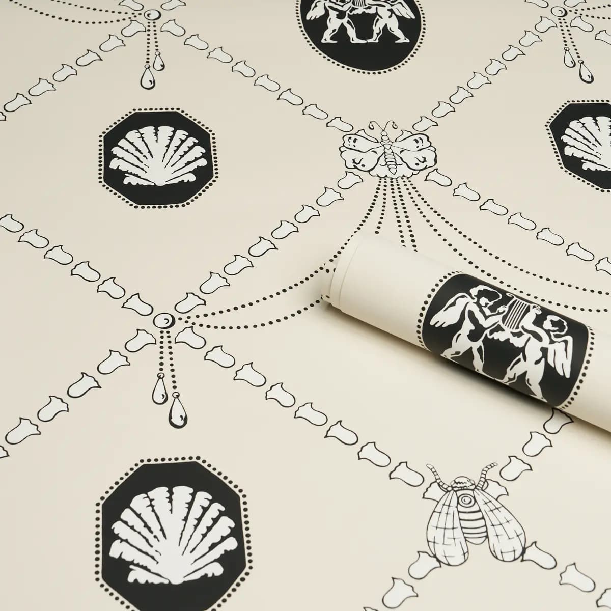 Edith_ BLACK & IVORY