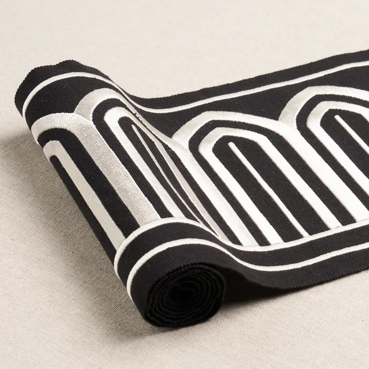 ARCHES EMBROIDERED TAPE WIDE_ WHITE ON BLACK