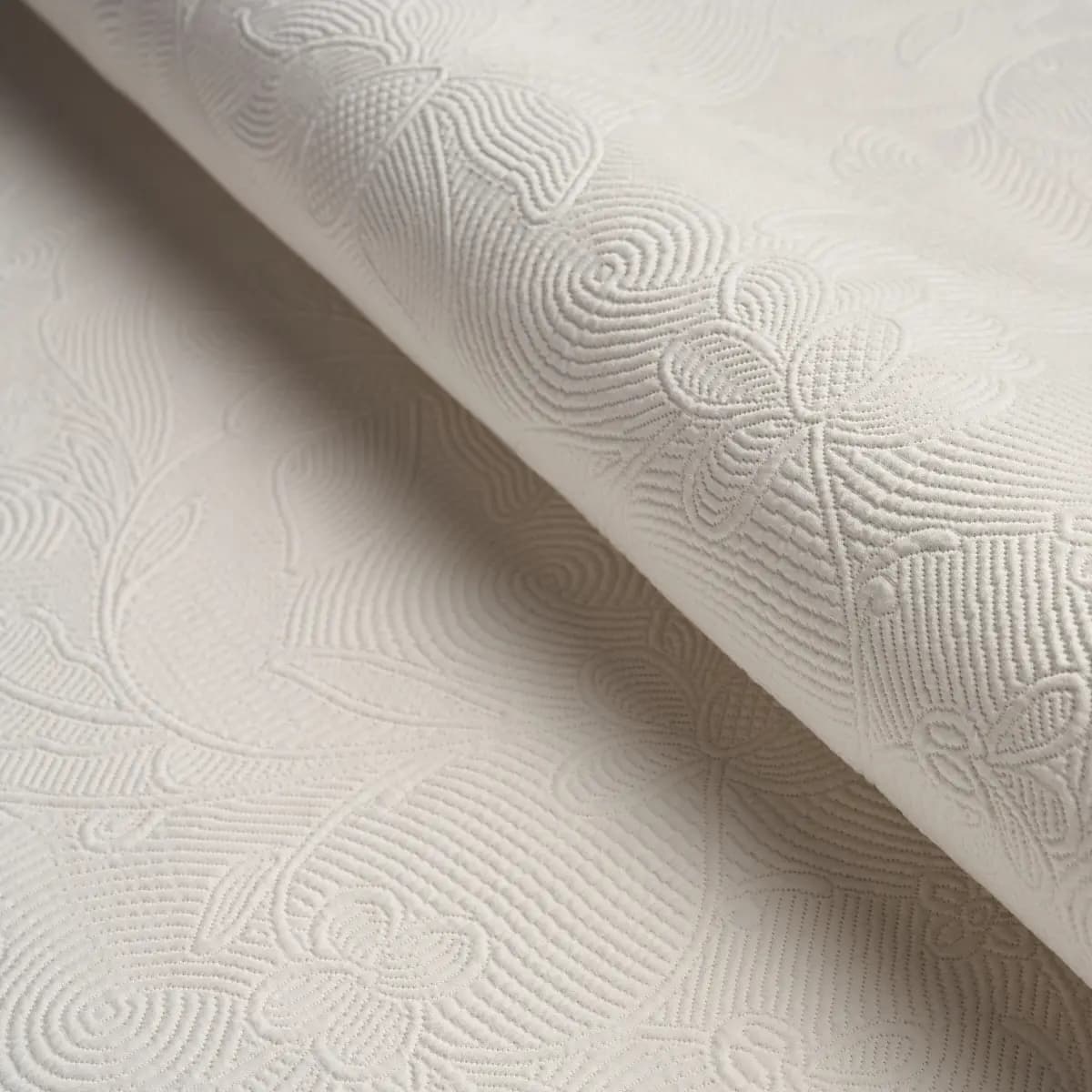 QUILTED SCROLL MATELASSÉ_ IVORY