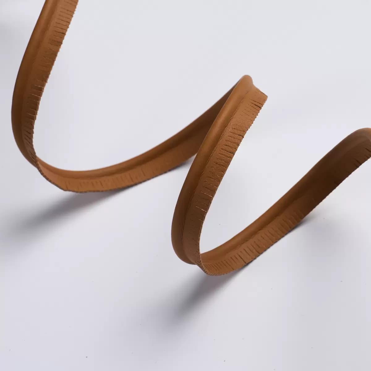 BURNHAM MEDIUM LEATHER PIPING_ CAMEL