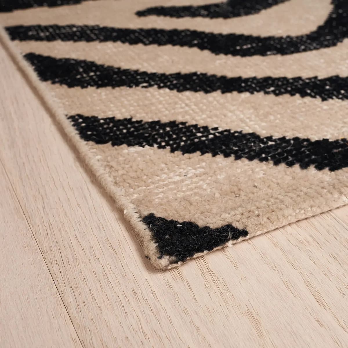 Zebre Hand-Knotted Rug_ BLACK & IVORY