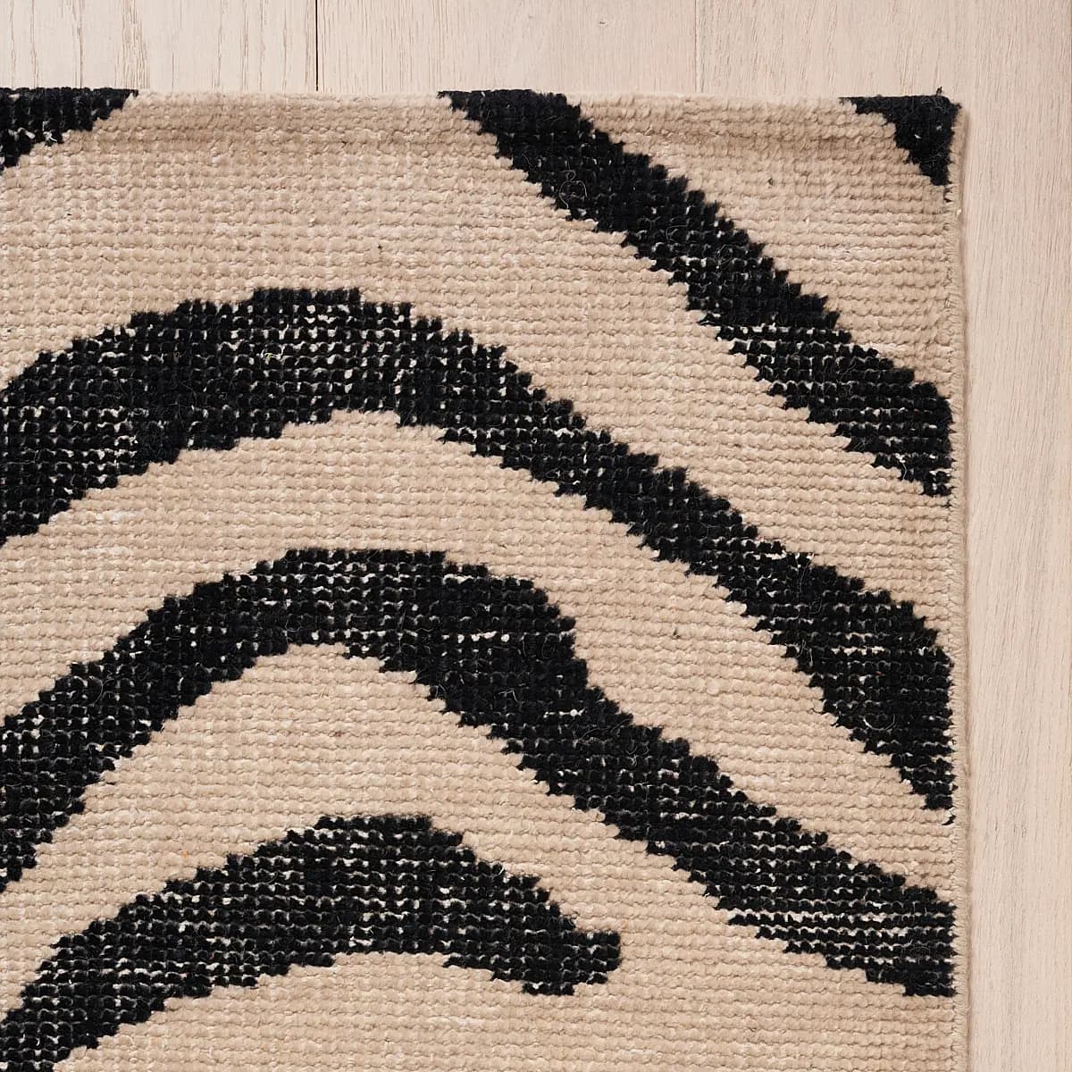 Zebre Hand-Knotted Rug_ BLACK & IVORY