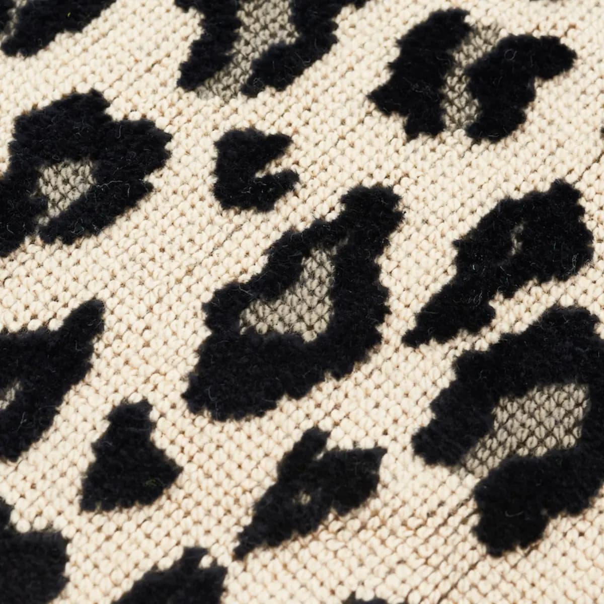 Safari Épinglé Pillow_ SNOW LEOPARD