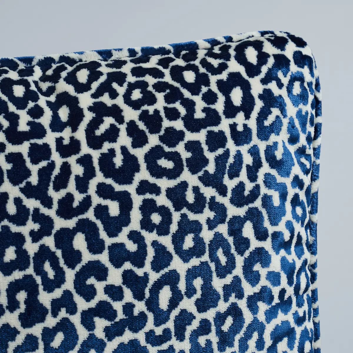 Madeleine Velvet Pillow_ MIDNIGHT