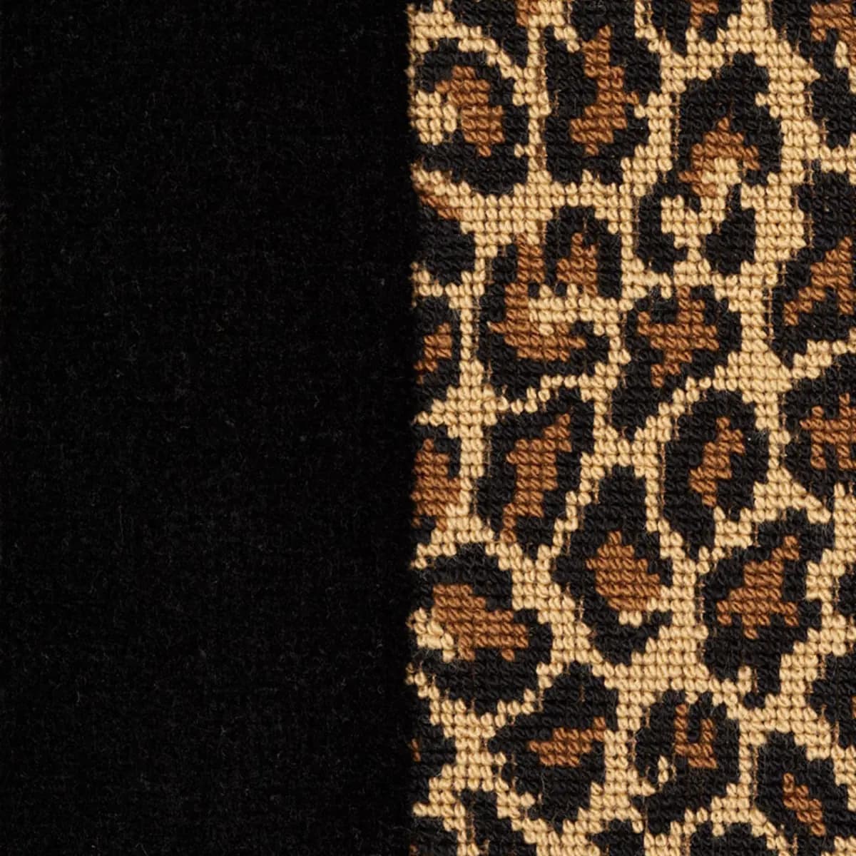 Guepard Stripe Velvet Pillow_ BLACK