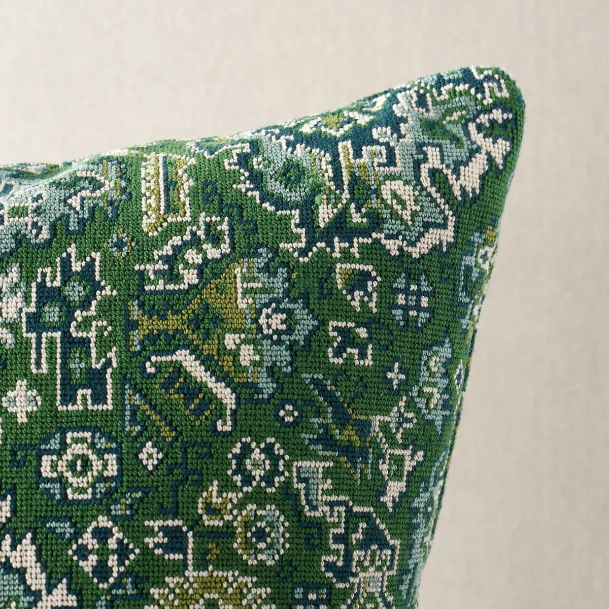Pallay Épinglé Pillow_ EMERALD
