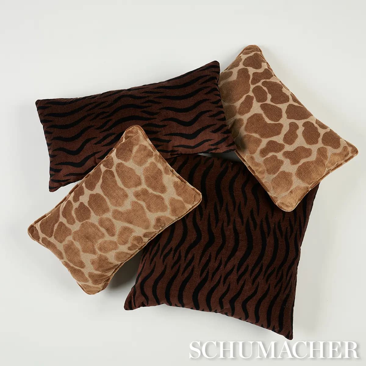 Giraffe Velvet Pillow_ SAFARI