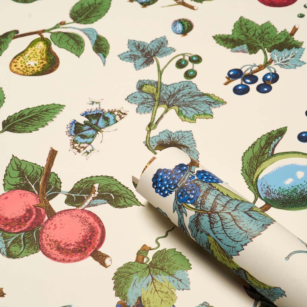 Berry Grove - Ivory Wallpapers | Schumacher