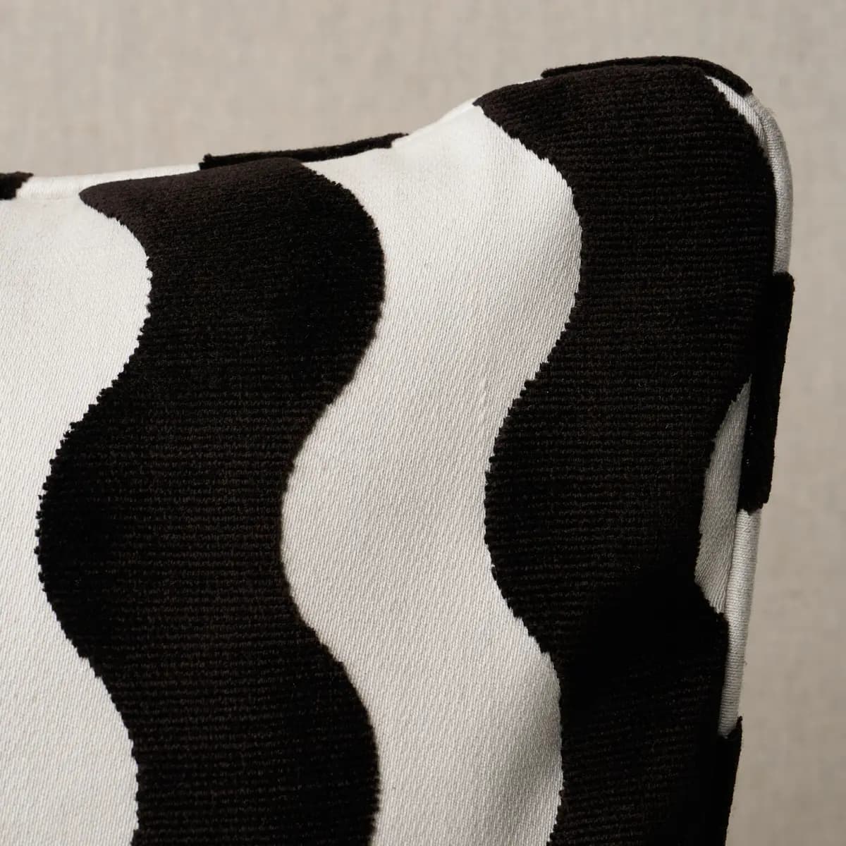 The Wave Pillow_ BLACK