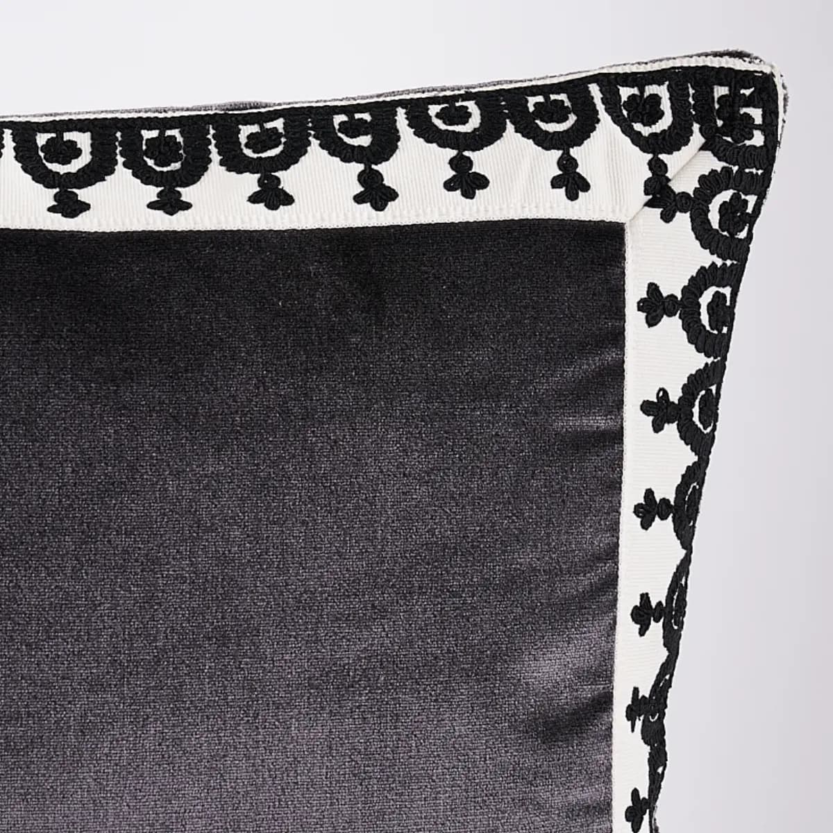 Noelia Pillow_ ONYX
