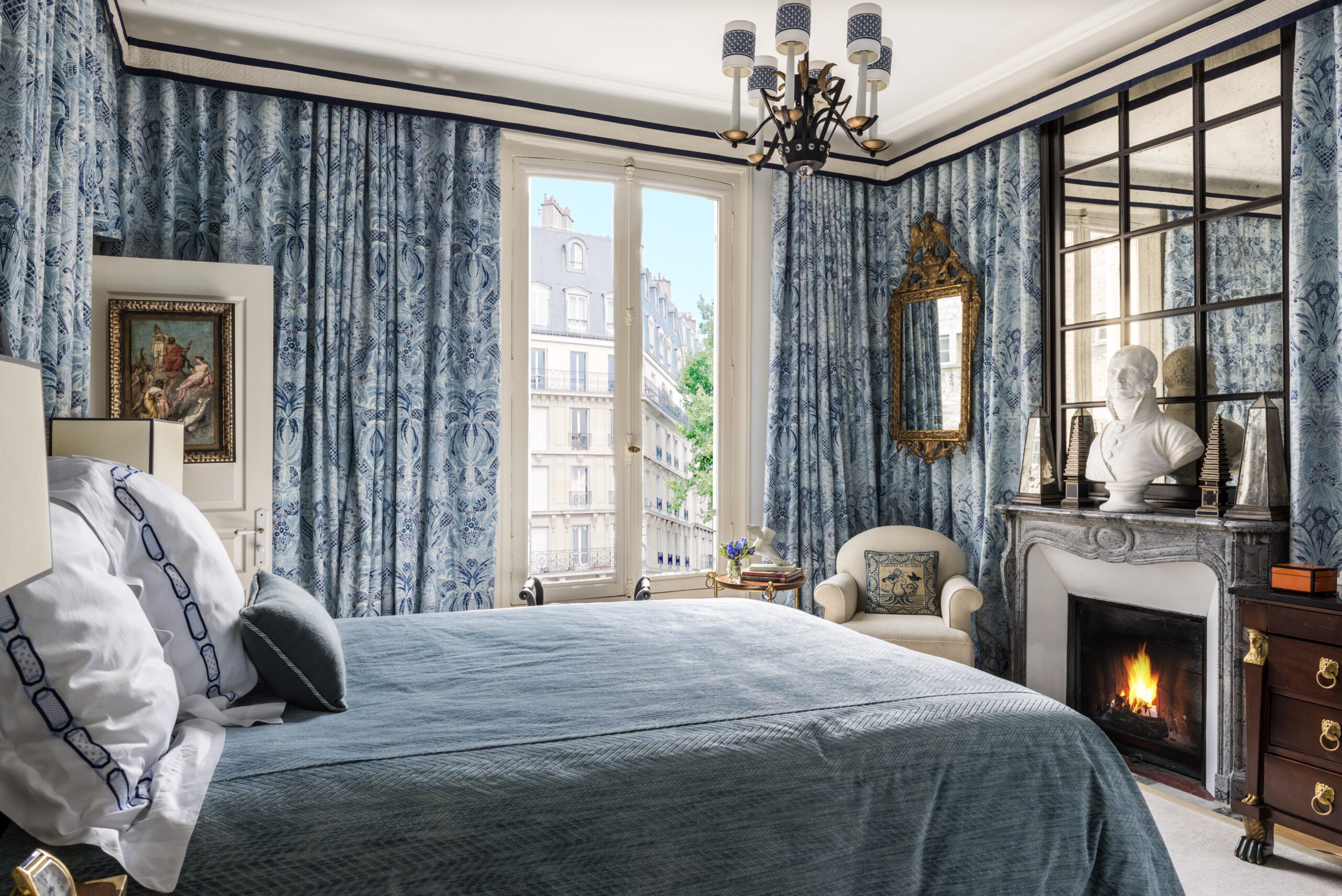 Paris apartment by Timothy Corrigan, featuring Schumacher Cap Ferrat fabric. Photo Gianni Franchellucci.