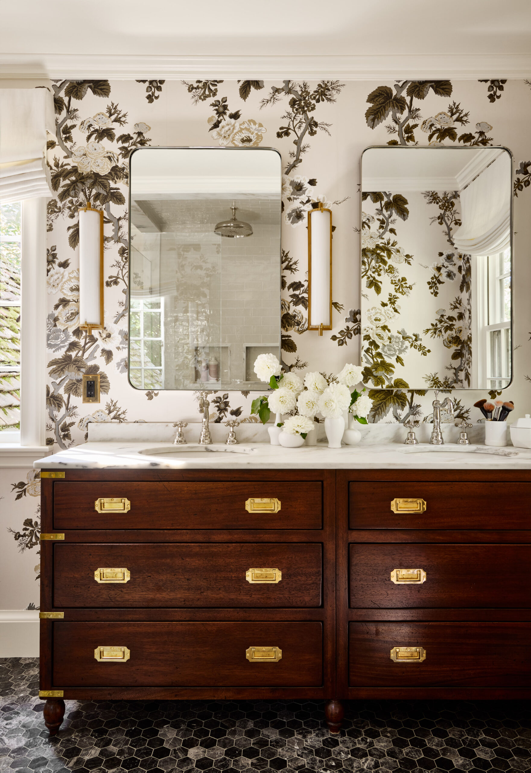 Design by Katie Rosenfeld featuring Schumacher Pyne Hollyhock wallpaper. Photo by Read McKendree. Vanity by Vanity & Co.