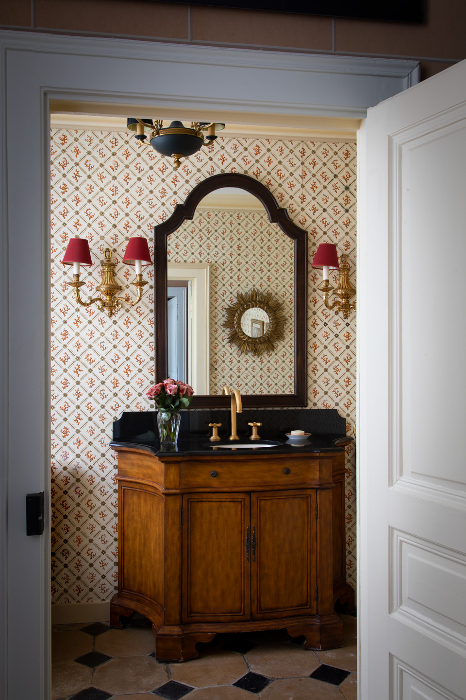 Design by Timothy Corrigan featuring Corail Leaf Trellis wallpaper.